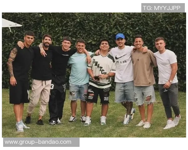 马特拉齐社交媒体分享帕雷德斯与迪巴拉签名球衣珍藏品