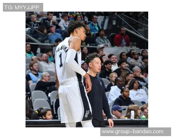 米奇约翰逊谈文班出战情况球队将谨慎处理不冒险