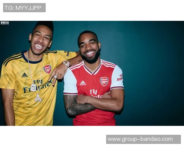 阿森纳新赛季客场球衣曝光浅黄色与海军蓝完美结合引发热议